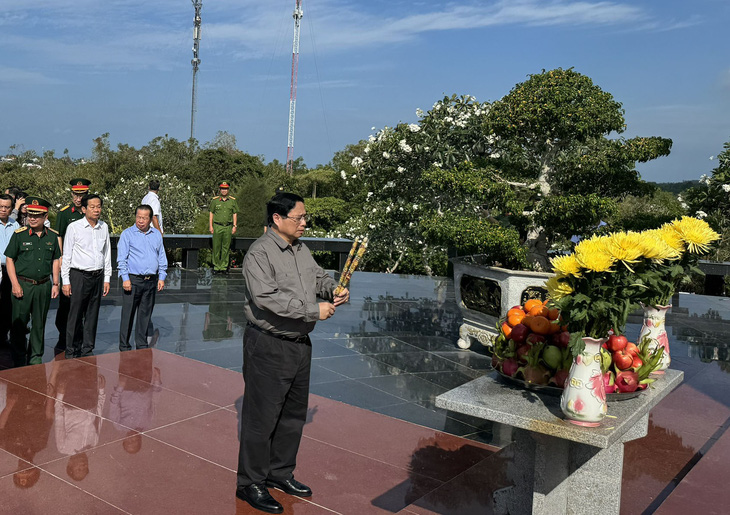 Thủ tướng Phạm Minh Chính đến thắp hương tại Đền tưởng niệm anh hùng liệt sĩ Phú Quốc - Ảnh: HOÀNG DUNG