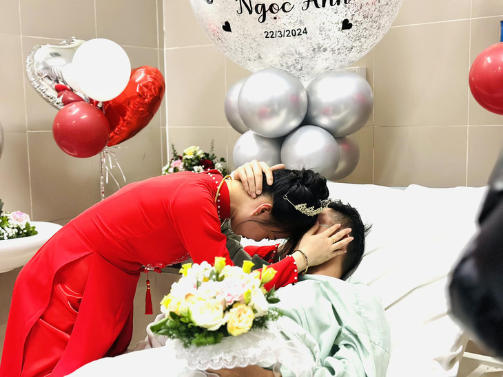 Cặp đôi được các y bác sĩ tổ chức lễ cưới ngay trong phòng bệnh - Ảnh: BVCC