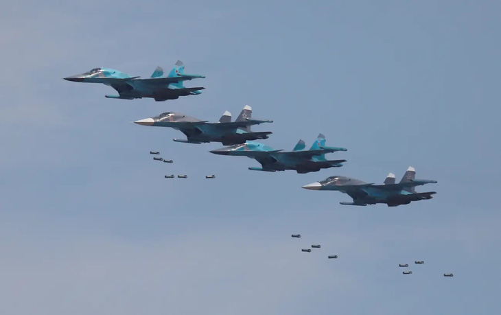 Máy bay ném bom Su-34 của Nga trình diễn rải bom tại một Thế vận hội quân sự quốc tế hồi năm 2018 - Ảnh: REUTERS