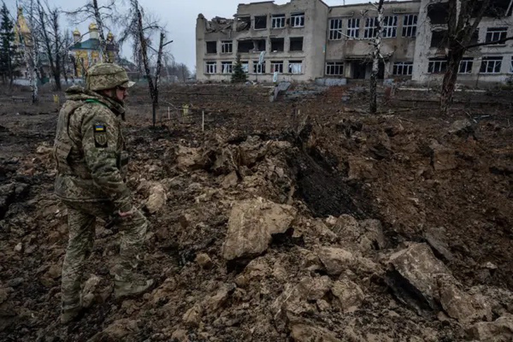 Thiệt hại do bom lượn Nga gây ra ở làng Petropavlivka ở vùng Dnipro - Ảnh: GETTY IMAGES