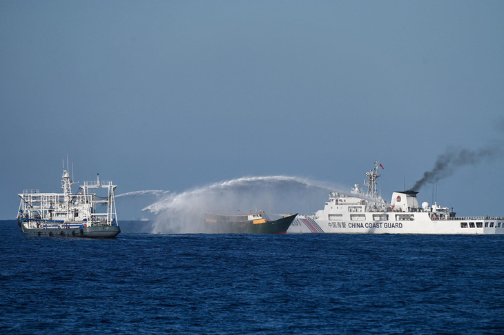 Tàu hải cảnh Trung Quốc phun vòi rồng vào tàu Unaizah May 4 của Philippines khi Unaizah May 4 đang làm nhiệm vụ tiếp tế cho bãi Cỏ Mây ngày 5-3 - Ảnh: REUTERS