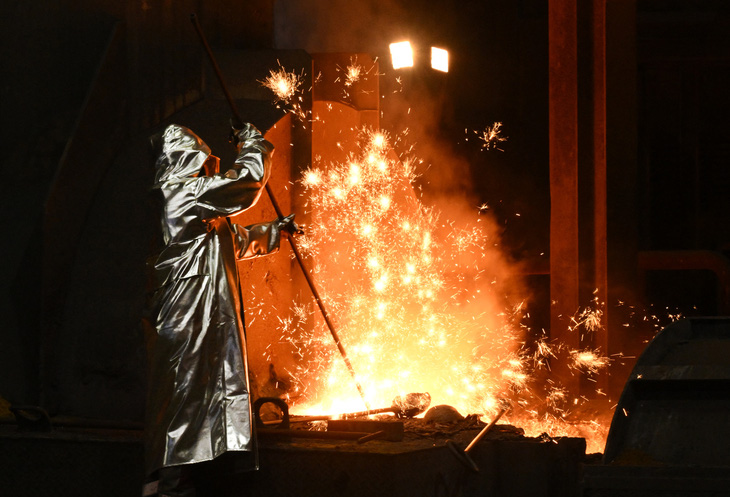 Công nhân làm việc trong một nhà máy luyện kim ở Đức. Ngành công nghiệp sản xuất châu Âu, đặc biệt của Đức, cần chuyển mình để thích nghi với các biến động thế giới - Ảnh: AFP