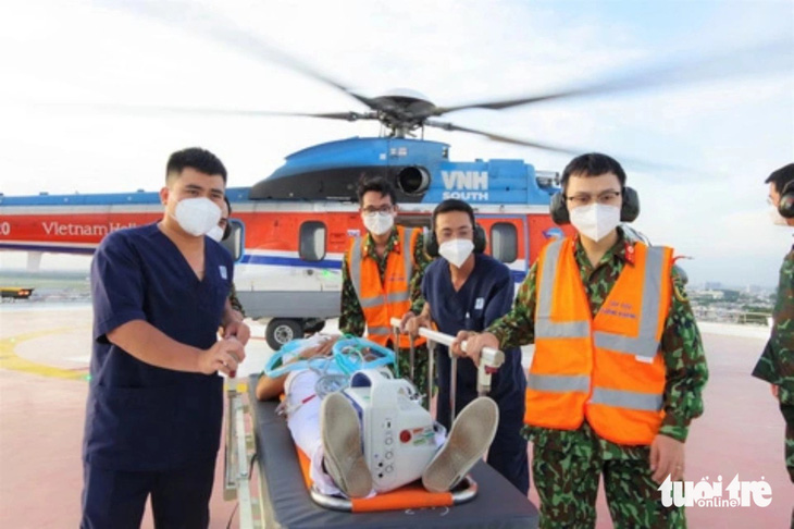Công ty Trực thăng Miền Nam - Binh đoàn 18 phối hợp với Bệnh viện Quân y 175 từng thực hiện các chuyến bay diễn tập cấp cứu bệnh nhân bằng máy bay tại sân đỗ trực thăng trên nóc Bệnh viện Quân y 175 - Ảnh: DUYÊN PHAN