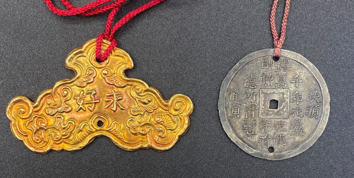 Kim khánh bằng vàng (trái) và đồng tiền bạc 