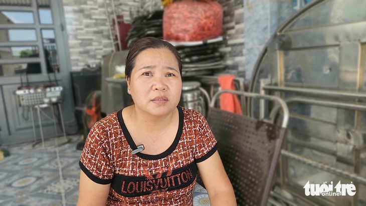 Bà Nguyễn Thị Thu Hạnh chăm sóc ban đầu cho bé và báo tin sự việc cho hội phụ nữ xã, công an xã - Ảnh: NGỌC KHẢI