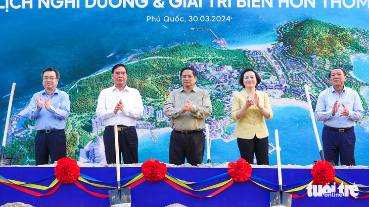 Thủ tướng Phạm Minh Chính cùng lãnh đạo bộ ngành trung ương và địa phương thực hiện nghi thức khởi công tổ hợp du lịch nghỉ dưỡng và giải trí biển Hòn Thơm - Ảnh: CHÍ CÔNG