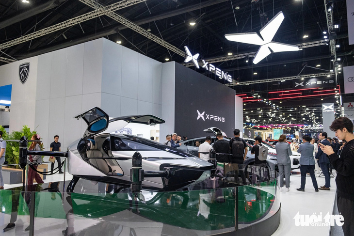 Gian hàng của Xpeng trưng bày chiếc ô tô bay X2. Chiếc xe bay này có 2 chỗ ngồi, thân làm bằng sợi carbon, tổng trọng lượng chỉ 560kg. Xpeng X2 có thể bay tối đa 35 phút với tốc độ tối đa 130km/h. Tầm vận hành hơn 75km và bay độ cao tối đa 1.000m.