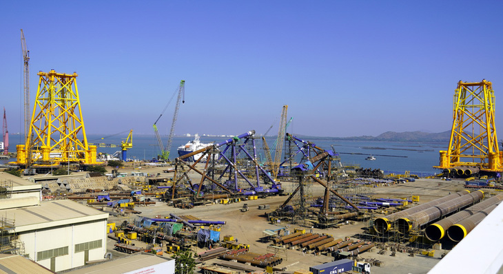Công trường chế tạo chân đế điện gió ngoài khơi tại cảng PTSC, TP Vũng Tàu - Ảnh: ĐÔNG HÀ 