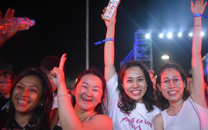 Hàng ngàn khán giả nghe Hotel California vang trên đầm Thị Nại đêm Amazing Bình Định