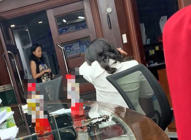 Hình ảnh trong cuộc gặp khi “nữ đại gia bất động sản” Kim Oanh quỳ lạy bà Trần Uyên Phương từng xuất hiện trên mạng xã hội - Ảnh cắt từ video