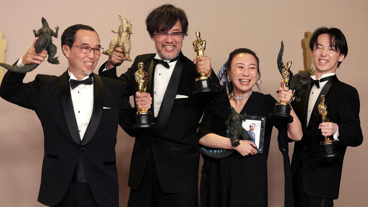 Đoàn phim Godzilla Minus One giành giải Oscar cho Hiệu ứng hình ảnh xuất sắc. Đây là giải Oscar đầu tiên của thương hiệu Godzilla - Ảnh: Hollywood Reporter