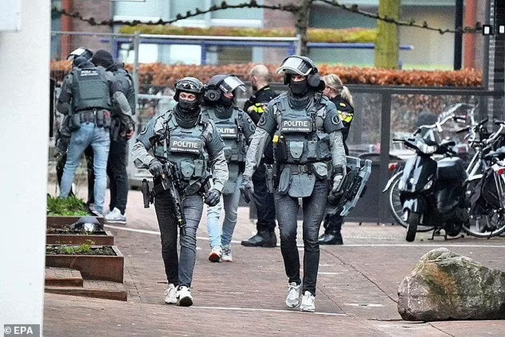 Cảnh sát được triển khai tại thị trấn Ede, Hà Lan ngày 30-3 - Ảnh: EPA