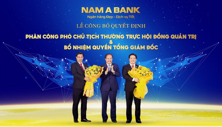 Ông Trần Ngô Phúc Vũ, chủ tịch HĐQT Nam A Bank, tặng hoa chúc mừng ông Trần Ngọc Tâm và ông Trần Khải Hoàn - Ảnh: NAB