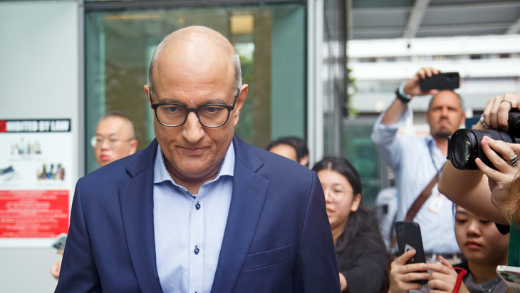 Ông S. Iswaran, cựu bộ trưởng Giao thông của Singapore, rời tòa án hôm 18-1-2024. Ông Iswaran bị buộc tội tham nhũng, bê bối chính trị lớn nhất tại quốc đảo sư tử trong gần 40 năm qua - Ảnh: Bloomberg/Getty Images
