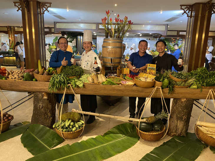 Nguyên liệu, rau củ quả từ miền núi được đưa về trình diễn phục vụ khách tại Furama Đà Nẵng - Ảnh: B.D.