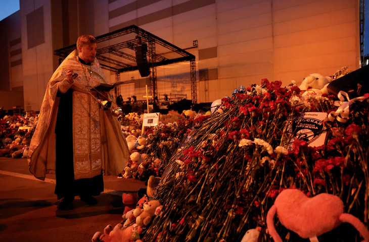 Tưởng niệm nạn nhân vụ khủng bố ở buổi hòa nhạc gần Matxcơva (Nga) - Ảnh: REUTERS