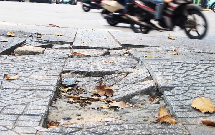 Gạch vỉa hè hư hỏng nặng trên đường Nguyễn Bỉnh Khiêm, quận 1  - Ảnh: NGỌC NHI