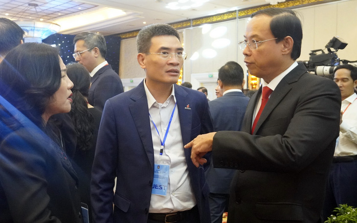 Chủ tịch UBND tỉnh Bà Rịa - Vũng Tàu Nguyễn Văn Thọ (bìa phải) trao đổi với các nhà đầu tư trong nước tại hội nghị công bố quy hoạch, xúc tiến đầu tư - Ảnh: ĐÔNG HÀ
