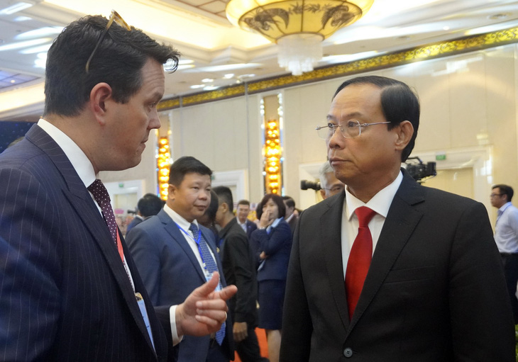 Ông Nguyễn Văn Thọ, chủ tịch UBND tỉnh Bà Rịa - Vũng Tàu (phải), trao đổi với nhà đầu tư nước ngoài bên lề hội nghị - Ảnh: ĐÔNG HÀ