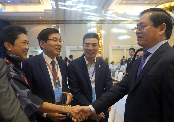 Ông Phạm Viết Thanh, bí thư Tỉnh ủy Bà Rịa - Vũng Tàu (bìa phải), gặp gỡ các nhà đầu tư trong và ngoài nước bên lề hội nghị - Ảnh: ĐÔNG HÀ