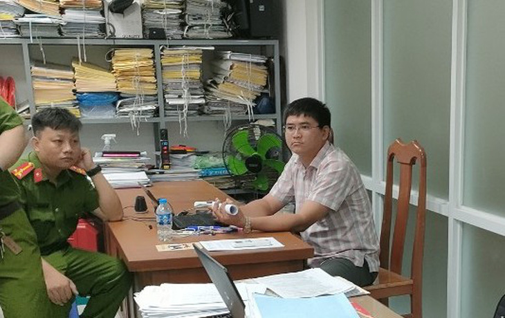 Cơ quan điều tra khám xét nơi làm việc, thi hành lệnh bắt tạm giam bị can Nguyễn Thanh Phong - Ảnh: CTV