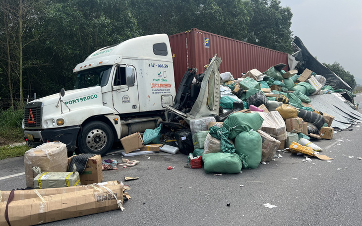 Xe tải vỡ tung sau khi tông vào xe container dừng trên cao tốc Cam Lộ - La Sơn