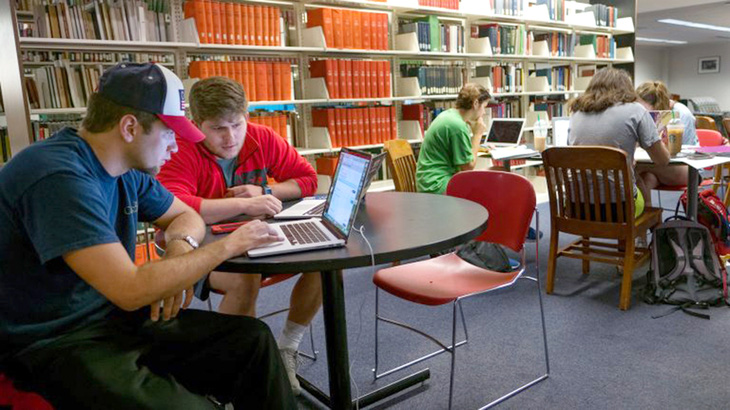 Sinh viên đọc sách ở thư viện Đại học Ole Miss  - Ảnh: Ole Miss news
