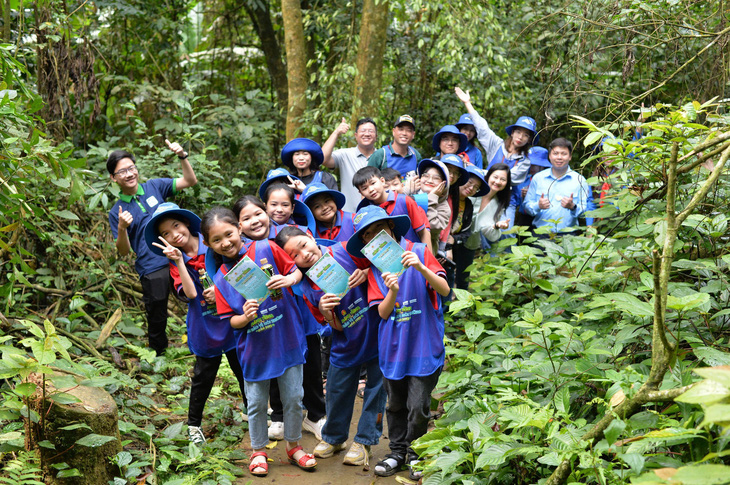 Các em học sinh cùng trải nghiệm về Vườn quốc gia Cúc Phương (Ninh Bình) học cách bảo vệ rừng, bảo vệ nguồn nước - Ảnh: Hội đồng Đội trung ương