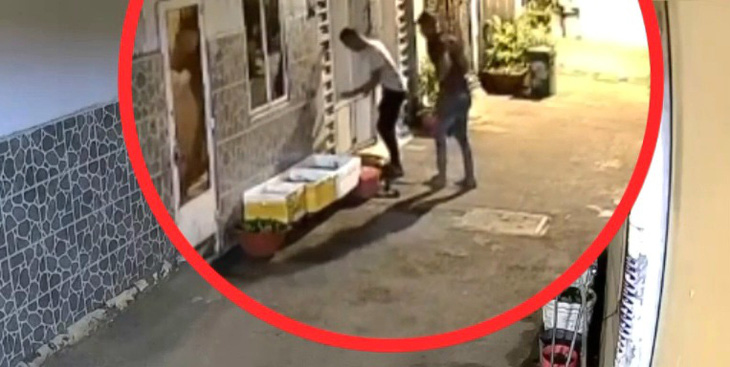 Camera ghi lại hình ảnh hai nghi phạm trộm cắp tài sản của một nhà người dân ở quận Gò Vấp rạng sáng 16-3 - Ảnh cắt từ video do công an cung cấp