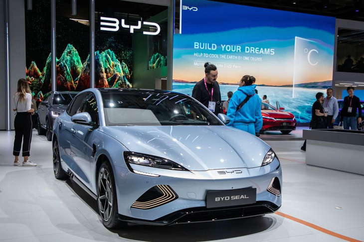 Xe điện của hãng BYD (Trung Quốc) xuất hiện tại Triển lãm ô tô Paris 2022. Xe điện giá rẻ từ Trung Quốc đang cạnh tranh trực tiếp với các hãng ô tô truyền thống châu Âu - Ảnh: GETTY IMAGES