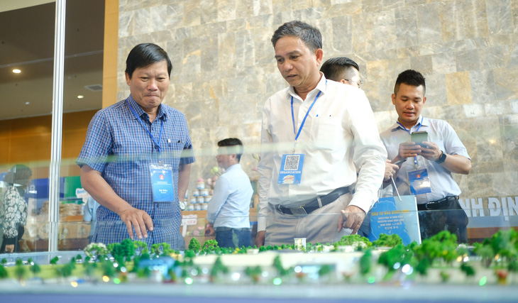 Các đại biểu tìm hiểu đầu tư vào Khu công nghiệp Nhơn Hội, tỉnh Bình Định - Ảnh: TẤN LỰC