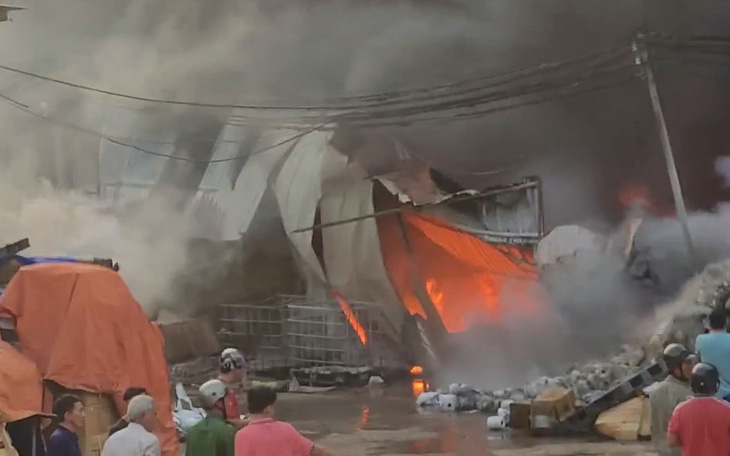 Khói lửa bao trùm nhà xưởng đang bị đình chỉ vì vi phạm phòng cháy