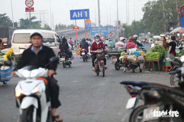 Khu vực trước chợ đầu mối Thủ Đức thường xuyên có xe máy chạy ngược chiều - Ảnh: MINH HÒA