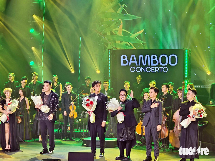 Các nghệ sĩ làm nên chương trình Bamboo Concerto khi chào khán giả - Ảnh: MI LY
