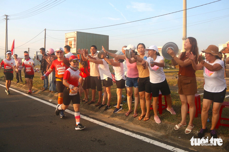 Dân Phú Yên dậy từ mờ sáng mang xoong, chảo ra đường cổ vũ VĐV chạy bộ- Ảnh 1.