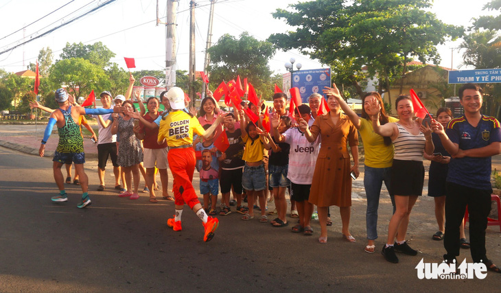 Dân Phú Yên dậy từ mờ sáng mang xoong, chảo ra đường cổ vũ VĐV chạy bộ- Ảnh 4.