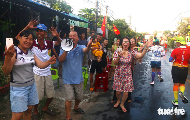 Dân Phú Yên dậy từ mờ sáng mang xoong, chảo ra đường cổ vũ VĐV chạy bộ- Ảnh 3.