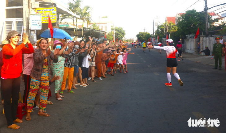 Dân Phú Yên dậy từ mờ sáng mang xoong, chảo ra đường cổ vũ VĐV chạy bộ- Ảnh 2.