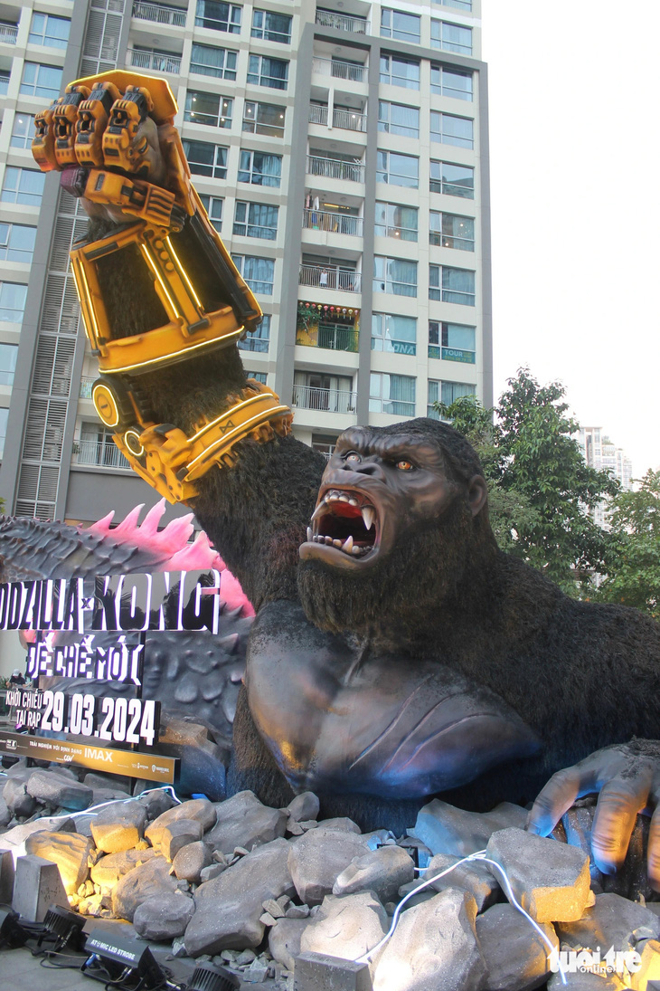 Tượng Kong được nhà phát hành Warner Bros. tái hiện trước Landmark 81 - Ảnh: Tô Cường