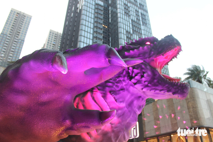 Tượng Godzilla khổng lồ được nhà phát hành đặt trước Landmark 81 để quảng bá cho phim Godzilla x Kong - Ảnh: TÔ CƯỜNG
