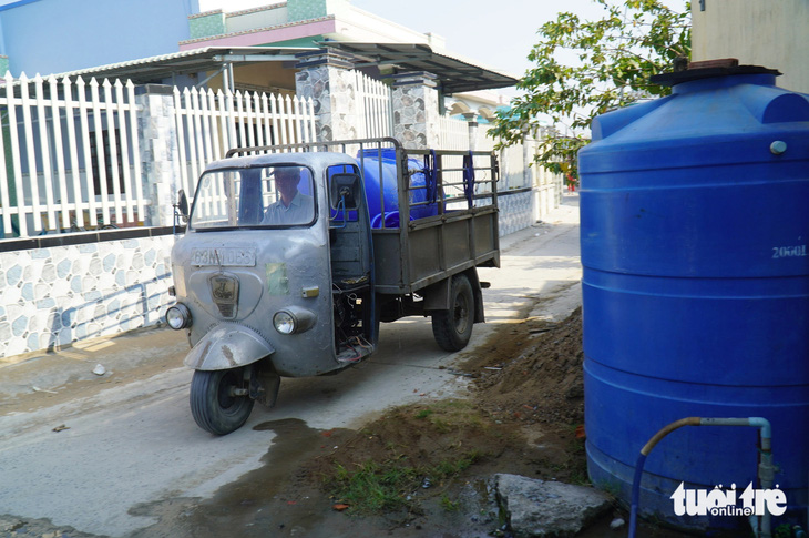 Ngoài nguồn nước công cộng miễn phí, tại khu vực các huyện phía đông của tỉnh Tiền Giang đã xuất hiện các xe bán nước ngọt với giá 100.000 đồng/m³ chở đến tận nhà - Ảnh: MẬU TRƯỜNG