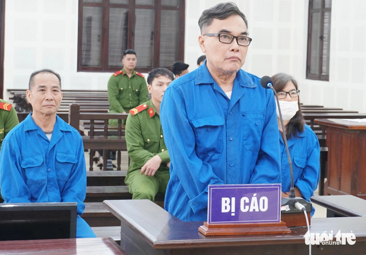 Ông Nguyễn Quang Trung và các thuộc cấp tại phiên tòa ngày 4-1-2024 - Ảnh: ĐOÀN CƯỜNG