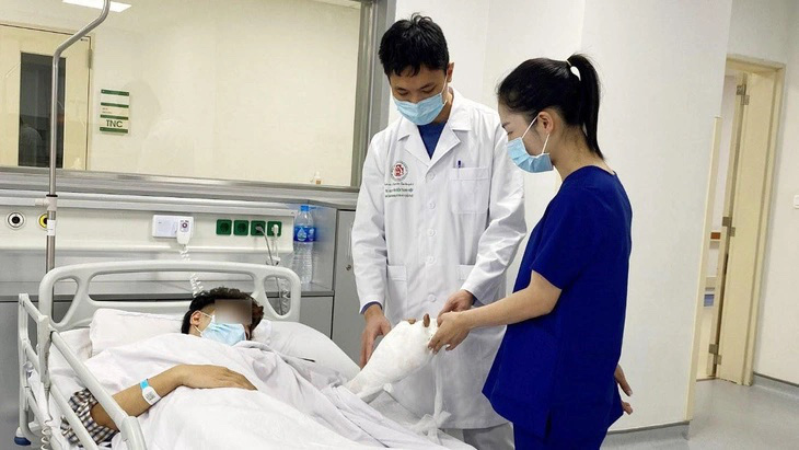 Bác sĩ thăm khám sau phẫu thuật cho bệnh nhân gặp tai nạn do pháo nổ - Ảnh: BVCC