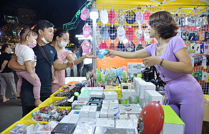 Người dân vui chơi, mua sắm tại khu phố đêm Kỳ đài Quang Trung, quận 10, TP.HCM - Ảnh: TỰ TRUNG