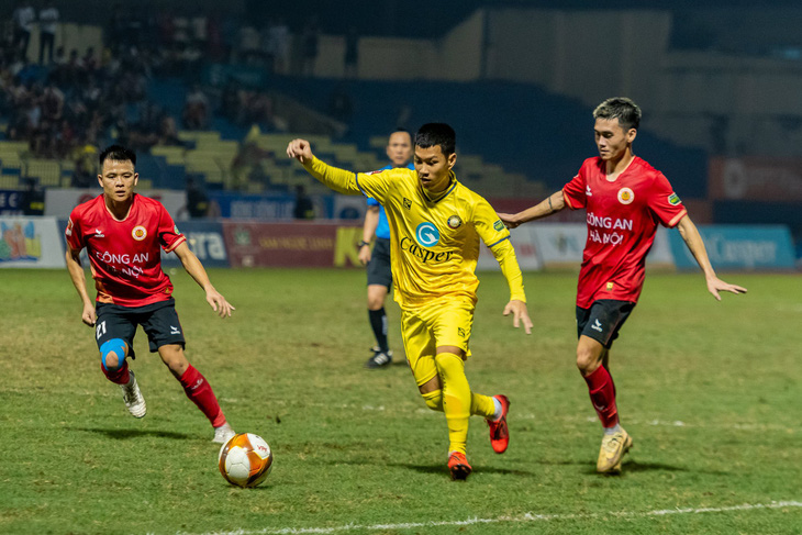 CLB Thanh Hóa (áo vàng) thất bại 0-2 trước Công An Hà Nội trên sân nhà - Ảnh: MINH ĐỨC