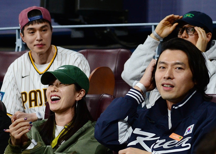 Vợ chồng Hyun Bin - Son Ye Jin cùng nhau đi xem giải bóng chày Mỹ - Ảnh: Xportsnews