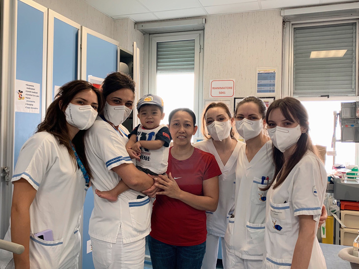 Các y tá Bệnh viện Bambino Gesu đã dành tất cả tình yêu thương cho Lộc trong hành trình 10 tháng tìm sự sống ở nước Ý xa xôi - Ảnh: NVCC