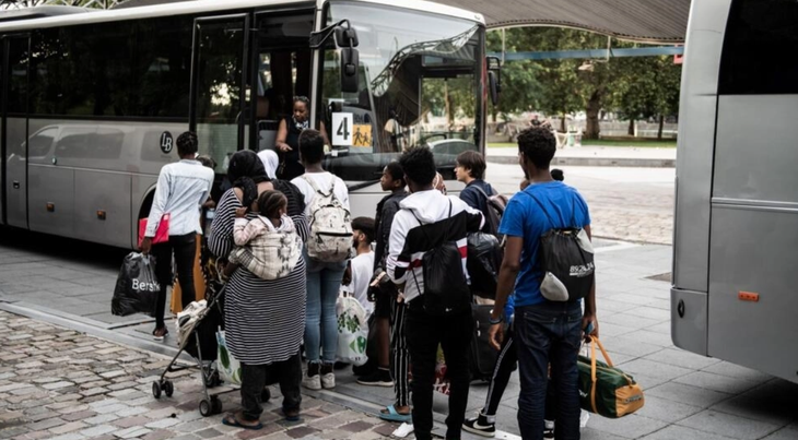 Người nhập cư và người xin tị nạn thường được chuyển ra khỏi thủ đô Paris đông đúc - Ảnh: AFP