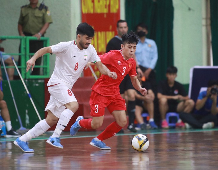 Đội tuyển futsal Việt Nam (áo đỏ) trong trận thua Iran - Ảnh: VFF