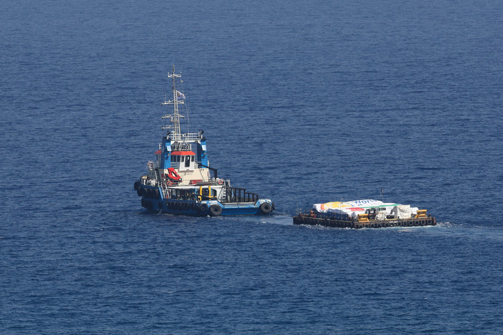 Tàu kéo hàng viện trợ nhân đạo cho Gaza khởi hành từ Larnaca, Cyprus, ngày 30-3 - Ảnh: REUTERS